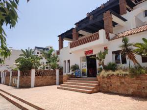 Photo de la galerie de l'établissement Residence Al Kasaba - Spacious apartment with swimming pool and direct access to sea, à Oued Laou