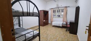 Katil dua tingkat atau katil-katil dua tingkat dalam bilik di Kenyalang Lutong Homestay