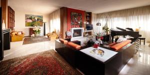 sala de estar con sofá y mesa en La Dimora Del Bassotto en San Giuliano Terme