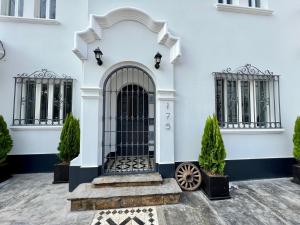 une porte d'entrée d'une maison blanche avec une porte noire dans l'établissement WasiPai Boutique Hotel, à Lima