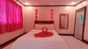 A bed or beds in a room at Nigi Nigi Too Beach Resort
