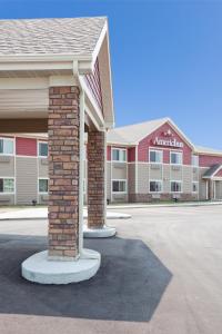 HawleyにあるAmericInn by Wyndham Hawleyの駐車場の煉瓦柱の建物