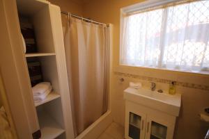 Koupelna v ubytování Silky Oak Cottage & Studio + 11 fotografií