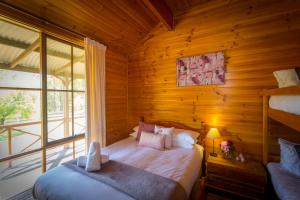 Postel nebo postele na pokoji v ubytování Silky Oak Cottage & Studio