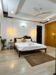 a bedroom with a large bed in a room at Avatar Living @Safdarjung Enclave in New Delhi