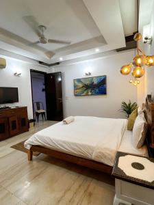 A bed or beds in a room at Avatar Living @Safdarjung Enclave