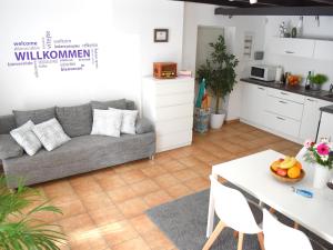salon z kanapą i stołem w obiekcie Ferienwohnung in Seewalchen w mieście Seewalchen am Attersee