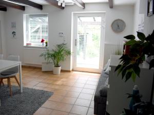 salon z zegarem na ścianie i drzwiami w obiekcie Ferienwohnung in Seewalchen w mieście Seewalchen am Attersee