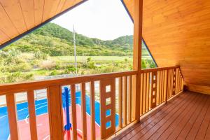 a room with a balcony with a view of the water at レジーナ石垣ログテリアⅡ in Hirakubo