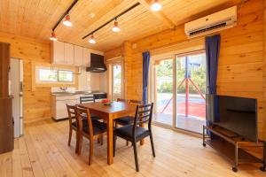 a kitchen and dining room with a table and chairs at レジーナ石垣ログテリアⅡ in Hirakubo