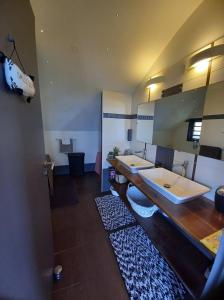 Kuchyň nebo kuchyňský kout v ubytování CHAMBRE CHEZ L HABITANT PISCINE VUE MER SDB et TERRASSE PRIVEE