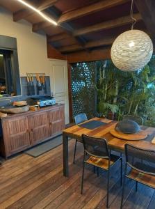 Imagen de la galería de CHAMBRE CHEZ L HABITANT PISCINE VUE MER SDB et TERRASSE PRIVEE, en Saint-Pierre