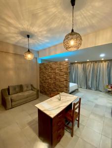salon z kanapą i 2 światłami w obiekcie Suites Hermosas cercanas a todo w mieście Puerto Ayora