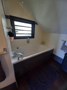 Koupelna v ubytování CHAMBRE CHEZ L HABITANT PISCINE VUE MER SDB et TERRASSE PRIVEE