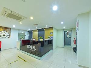 a hotel lobby with a hotel sign on the wall at Super OYO Capital O 90545 Ho Hotel in Melaka