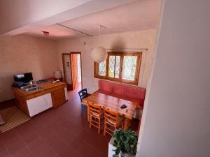 Una cocina y un comedor con mesa y sillas. en Villetta in Salento con giardino, en San Pietro in Bevagna