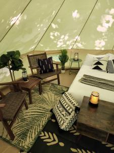 Postel nebo postele na pokoji v ubytování Grotto Getaway