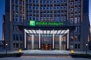 Holiday Inn Xining Datong, an IHG Hotel في شينينغ: مبنى عليه لافته