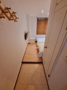 um corredor com um quarto com duas camas e uma porta em Moon Sun Guesthouse em Seul