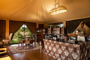 Ein Restaurant oder anderes Speiselokal in der Unterkunft Elewana Sand River Mara 