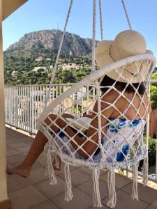 een vrouw in een hangmat op een balkon bij Estartit Delta 4C in L'Estartit