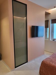 a room with a sliding glass door with a flat screen tv at Casa Stazione Pescara in Pescara