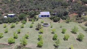 una vista aérea de un gran patio con un edificio en Die Skoolhuisie, 