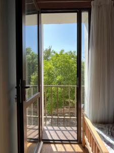 eine offene Tür zu einem Balkon mit Aussicht in der Unterkunft Azoyan Holiday Resort in Sisian