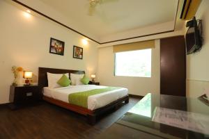 Cama ou camas em um quarto em The Picasso Residency Hotel New Delhi - Couple Friendly Local IDs Accepted