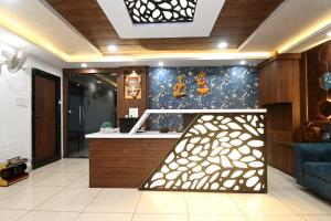 Habitación con cocina con encimera y encimera. en Hotel Hallmark By THC Group, en Kota