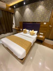 Postel nebo postele na pokoji v ubytování Hotel BKC CROWN - Near Trade Centre, Visa Consulate
