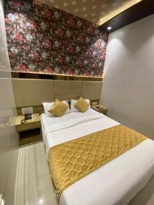 Postel nebo postele na pokoji v ubytování Hotel BKC CROWN - Near Trade Centre, Visa Consulate