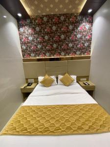 Postel nebo postele na pokoji v ubytování Hotel BKC CROWN - Near Trade Centre, Visa Consulate