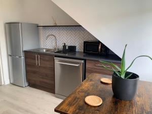 una cocina con una mesa con una maceta. en Lovely 2 Bedroom Apartment in Central Location, en Greenock