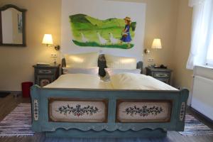 una camera da letto con un letto e un quadro sul muro di Gasthaus Laubacher Wald a Laubach Altre 13 foto
