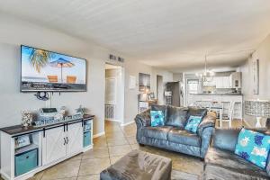 uma sala de estar com um sofá e uma mesa em Venus 306 condo em Fort Walton Beach