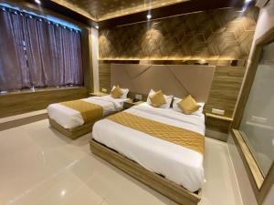 1 dormitorio con 2 camas y ventana en Hotel BKC CROWN - Near Trade Centre, Visa Consulate en Bombay