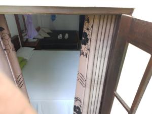una camera con un letto e una finestra con tende di COCO Rooms a Galle