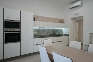 Kuchyňa alebo kuchynka v ubytovaní Gramsci Luxury apartment By Dimorra + 20 fotografií