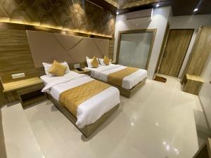 een slaapkamer met 2 bedden in een kamer bij Hotel BKC CROWN - Near Trade Centre, Visa Consulate in Mumbai