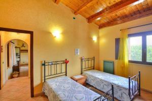 A bed or beds in a room at Holiday home with private pool, Solarino Még 16 kép