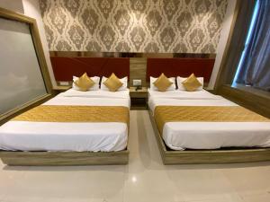 Postel nebo postele na pokoji v ubytování Hotel BKC CROWN - Near Trade Centre, Visa Consulate