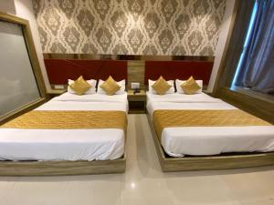 Postel nebo postele na pokoji v ubytování Hotel BKC CROWN - Near Trade Centre, Visa Consulate