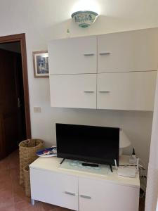 a white desk with a computer on top of it at Casa Galathee in Puntaldia