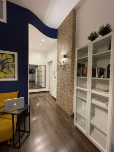 - un salon avec une table et un ordinateur portable dans l'établissement Residence Petrone, à Foggia