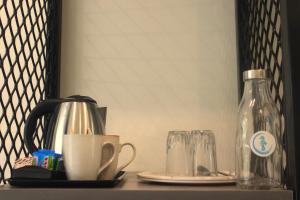 Příslušenství pro přípravu čaje a kávy v ubytování Coastal Pearl Hotel Miramar Panaji
