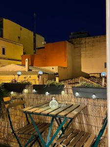 einem Picknicktisch auf dem Dach eines Gebäudes in der Unterkunft Residence Petrone in Foggia