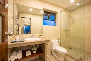 Vannituba majutusasutuses De Mandarin Beach Resort Suites & Villas, Candolim