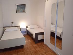 Un pat sau paturi într-o cameră la Apartment Kod starog ribara