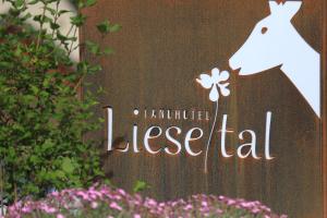 ハレンベルクにあるLandidyll Landhaus Liesetalの白犬の尾を示す看板